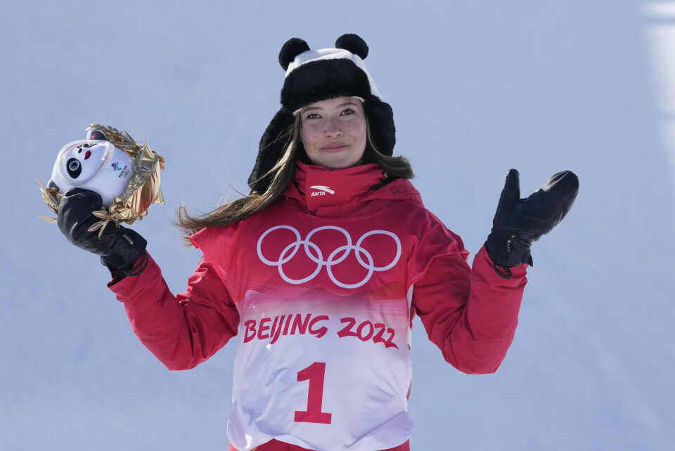 Eileen Gu er født og oppvokst i California, men tok to gull for Kina. Eileen Gu tok OL-gullet i halfpipe fredag. Foto: Lee Jin-man / AP / NTB