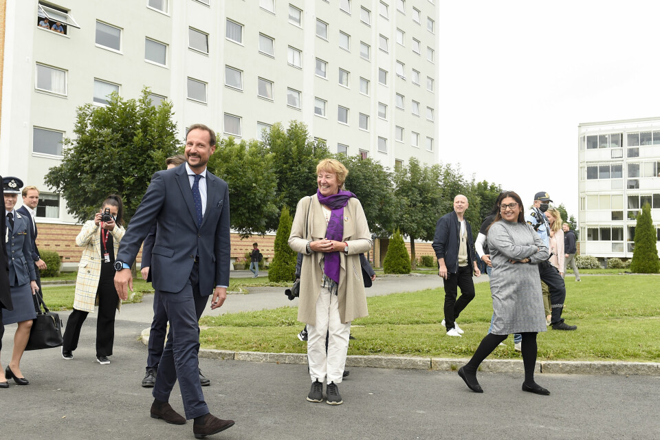 Kronprins Haakon i følge med bl.a. ordfører Marianne Borgen, under besøket i bydel Stovner onsdag. Kronprins Haakon skal i sin ungdom ha brukt dekknavnet «Johnny fra Stovner». Onsdag besøkte han bydel Stovner for å møte lokalmiljøet, her fra Tante Ulrikkes vei på Stovner. Foto: Annika Byrde / NTB