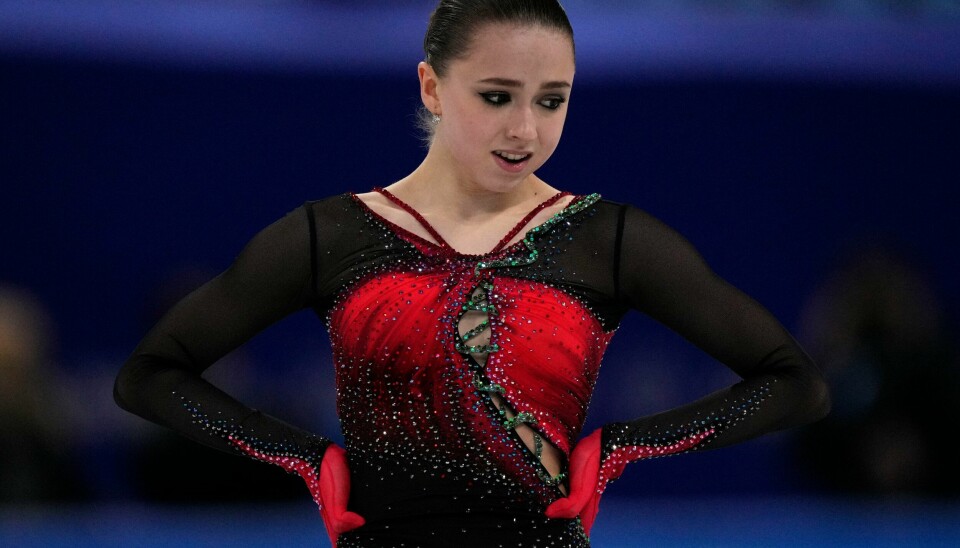 Kamila Valijeva takker for støtten hun fikk gjennom de olympiske lekene i Beijing. Kamila Valijeva takker for støtten hun fikk gjennom de olympiske lekene i Beijing. Foto: Bernat Armangue / AP / NTB