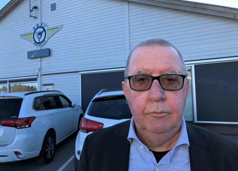 Hans Ingvald Røed har lang fartstid som drosjeeier. Her utenfor Taxisentralen på Rolvsøy i Fredrikstad. Hans Ingvald Røed har lang fartstid som drosjeeier. Her utenfor Taxisentralen på Rolvsøy i Fredrikstad.