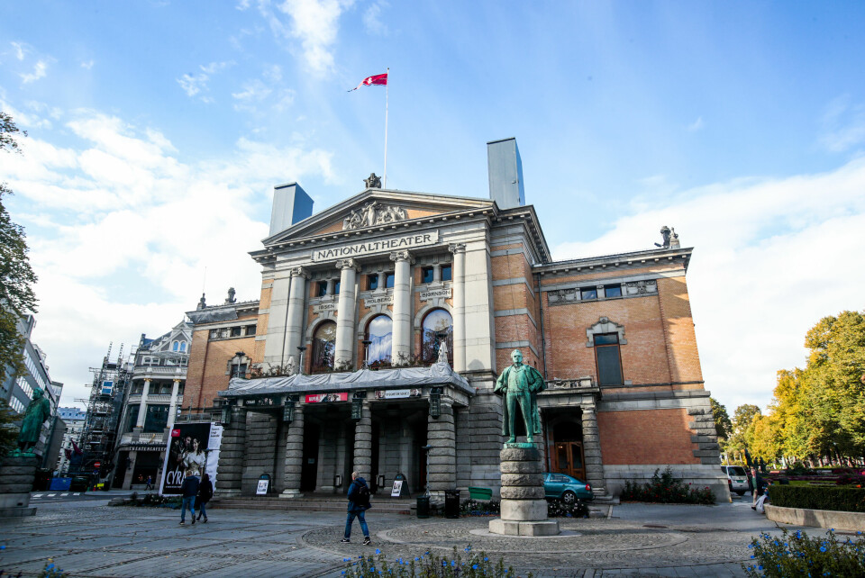 Nationaltheatret. Nationaltheatret forfaller og flere områder inne og ute er dekket til av frykt for at bygningsdeler skal løsne. Flere steder er det tydelige sprekkdannelser i den 120 år gamle bygningen. Foto: Lise Åserud / NTB