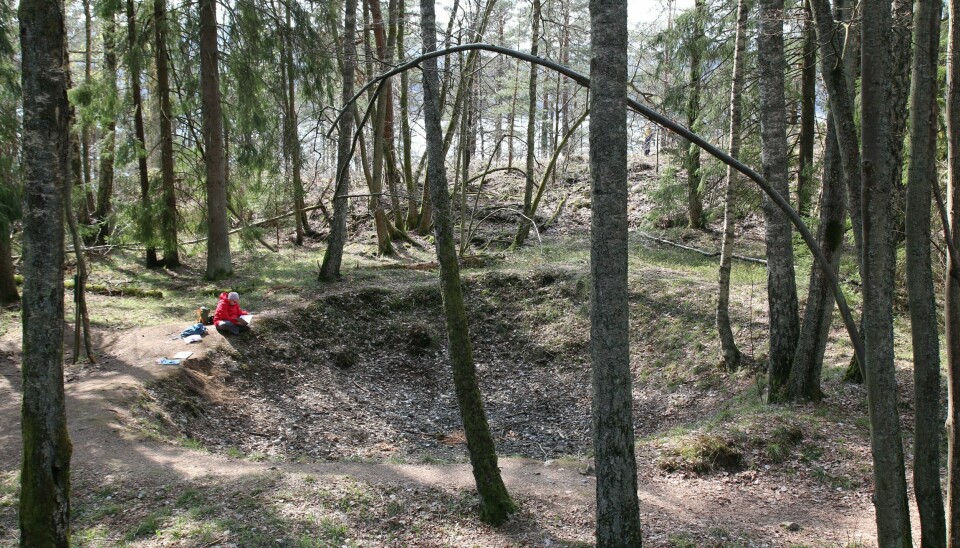 Bombekrateret fra andre verdenskrig synes tydelig midt inne i skogen. Bombekrateret fra andre verdenskrig synes tydelig midt inne i skogen.