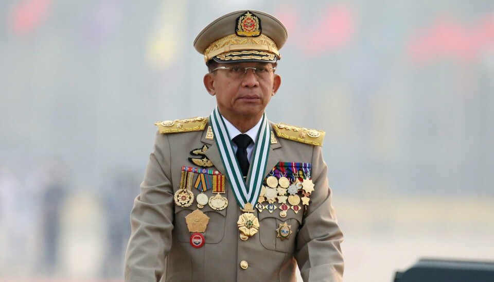 Kina, Russland og Serbia er fortsatt blant landene som forsyner Myanmars kuppmaker og juntaleder, general Min Aung Hlaing, med våpen og militært utstyr. Juntaleder Min Aung Hlaing hevder militæret ikke hadde noe valg da de grep makten i Myanmar. Bildet ble tatt under en militærparade i mars i fjor. Foto: AP / NTB