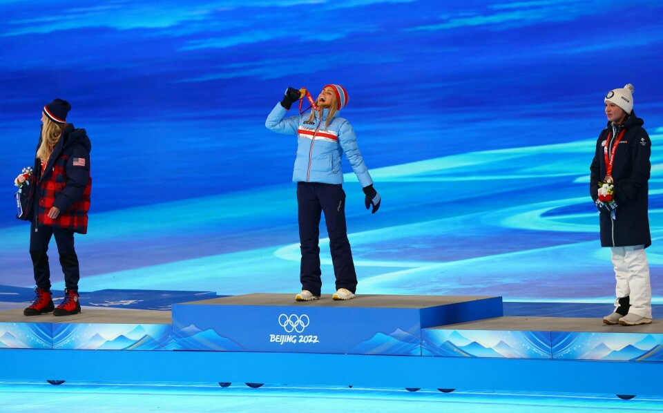 Therese Johaug med sølvvinner Jessie Diggins (t.v.) og bronsevinner Kerttu Niskanen på seierspallen i Fugleredet i Beijing søndag. Therese Johaug med sølvvinner Jessie Diggins (t.v.) og bronsevinner Kerttu Niskanen på seierspallen i Fugleredet i Beijing søndag.