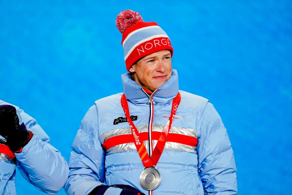 Johannes Høsflot Klæbo mener FIS må flytte verdenscupavslutningen fra Russland. Johannes Høsflot Klæbo med stafettsølvet rundt halsen. Foto: Torstein Bøe / NTB