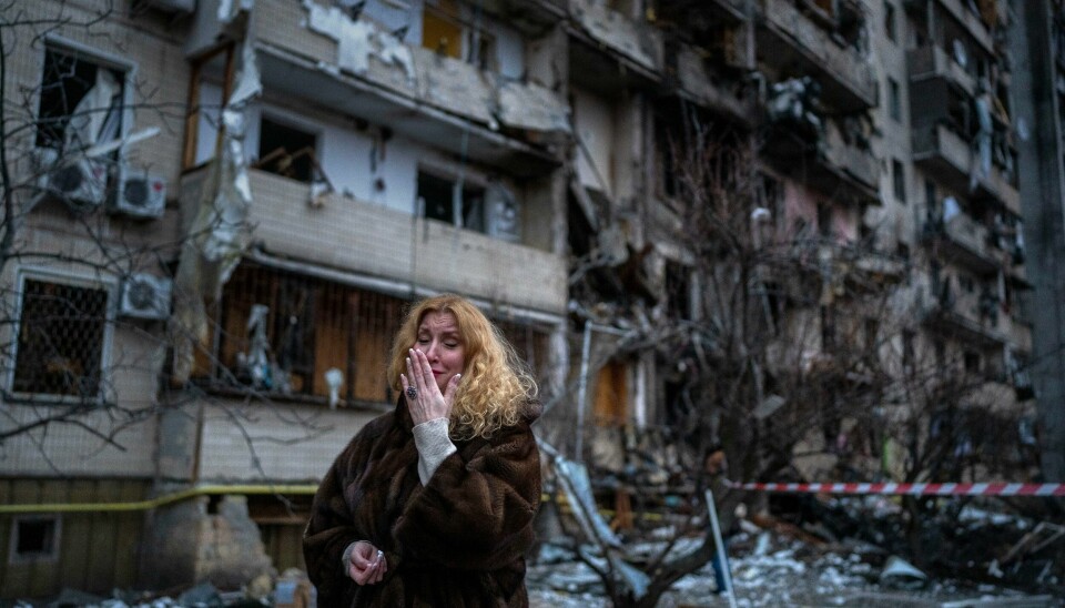 Natali Sevriukova foran hus som er rammet av et rakettangrep i Ukraina fredag. Bildet viser Natali Sevriukova foran et hus som er ødelagt etter et rakettangrep i Ukraina fredag.