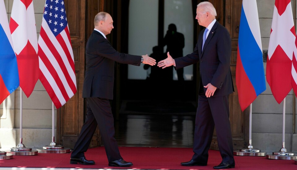 Vi bør anstrenge oss for å forstå hvordan verden ser ut for den andre, skriver Dagsavisens spaltist. Her er Russlands president Vladimir Putin og USAs president Joe Biden avbildet under et møte i Sveits i juni 2021. FILE - President Joe Biden and Russian President Vladimir Putin, arrive to meet at the 'Villa la Grange', on June 16, 2021, in Geneva, Switzerland. (AP Photo/Patrick Semansky, File)