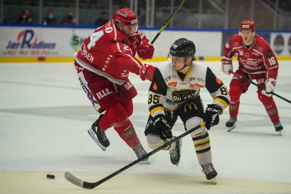 Christoffer Karlsen i duell med Magnus Eikrem Haugen forrige gang Stavanger Oilers og Stjernen møttes. Christoffer Karlsen og Magnus Eikrem Haugen