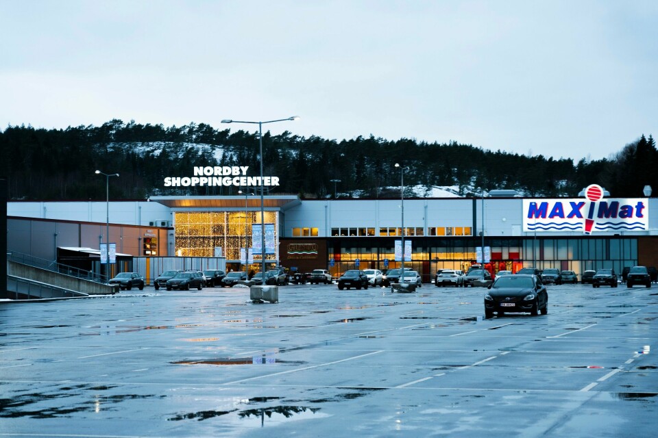 Relativt glissent på kundeparkeringen ved Nordby-senteret i Svinesund i førjulstida. Bildet er tatt i desember 2021. Bildet er av parkeringsplassen på Nordby shoppingcenter. Det er få biler der. Foto: Erik Johansen / NTB