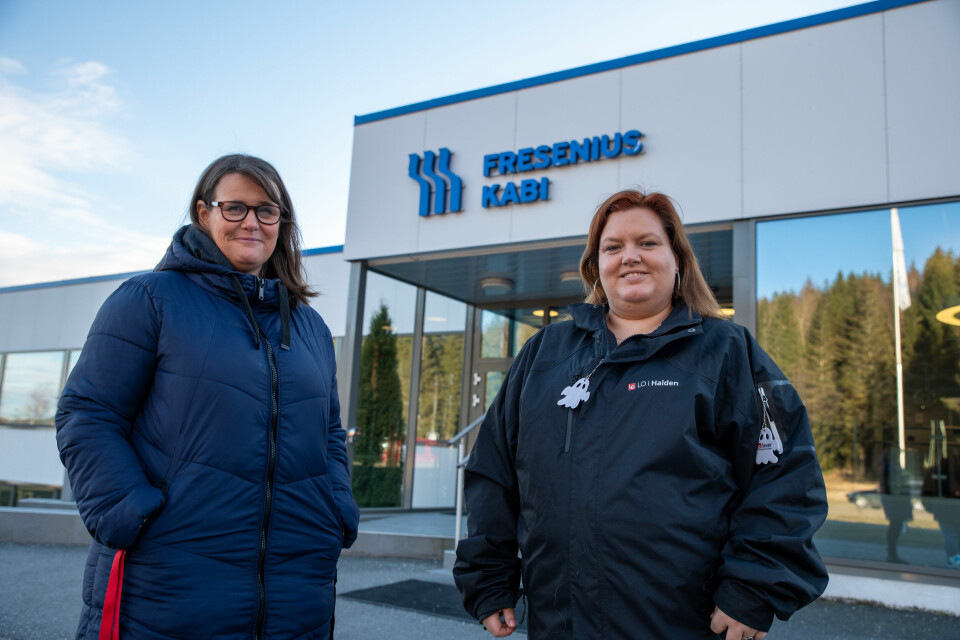 TRE: Klubbleder Tone Thon og Christiansen, som er klubbens nestleder, fikk gjennomslag på fjorårets landsmøte i forbundet. Det var tredje gang de hadde sendt inn forslaget. To kvinner i blå ytterklær står smilende foran Fresenius Kabi i Halden