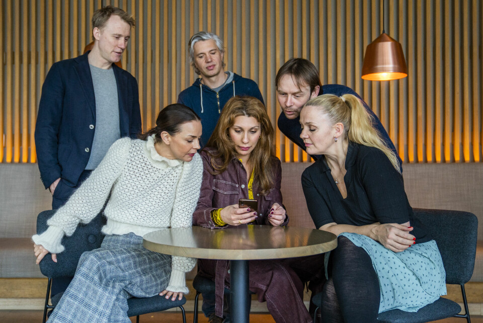Foran fra venstre: Agnes Kittelsen, Sara Khorami og Ellen Birgitte Winther og bak fra venstre: Thorbjørn Harr, Nicolai Cleve Broch og Jan Gunnar Røise medvirker i «Full dekning», som har premiere 25. februar. Foran fra venstre: Agnes Kittelsen, Sara Khorami og Ellen Birgitte Winther og bak fra venstre: Thorbjørn Harr, Nicolai Cleve Broch og Jan Gunnar Røise medvirker i «Full dekning», som har premiere 25. februar.