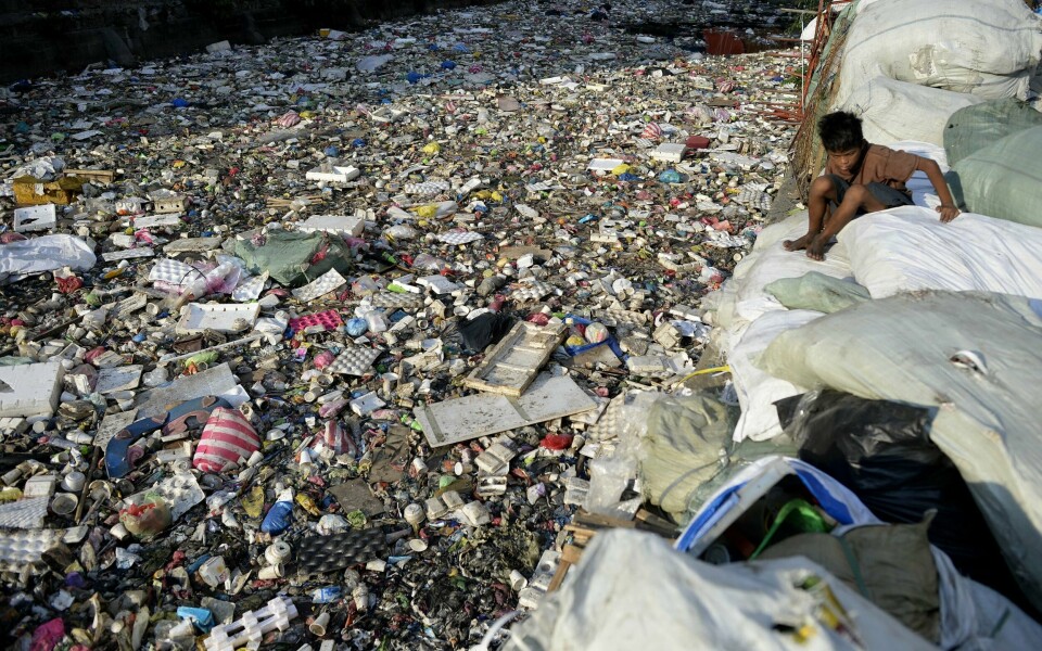 I Norge blir over 95 prosent av panteflaskene i plast samlet inn, men det meste av annen plast kommer ikke til nytte igjen. Også på verdensbasis står det dårlig til med resirkuleringen av plast. Mindre enn 10 prosent av all plast blir resirkulert, ifølge WWF Verdens naturfond. Bildet viser en elv (!) full av plast og annet avfall i Manila på Filippinene. I Norge blir over 95 prosent av panteflaskene i plast samlet inn, men det meste av annen plast kommer ikke til nytte igjen. Også på verdensbasis står det dårlig til med resirkuleringen av plast. Mindre enn 10 prosent av all plast blir resirkulert, ifølge WWF Verdens naturfond. Bildet viser en elv (!) full av plast og annet avfall i Manila på Filippinene.
