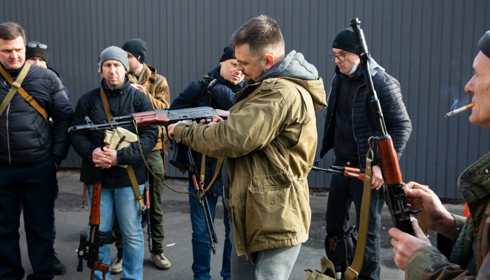 Sivile er tildelt våpen i Ukrainas hovedstad Kyiv for å kjempe mot den russiske invasjonen. Nå skal Tyskland for første gang ha gitt grønt lys til våpenforsyninger via dem til landet. Foto: Mikhail Palintsjak / AP / NTB Sivile er tildelt våpen i Ukrainas hovedstad Kyiv for å kjempe mot den russiske invasjonen. Nå skal Tyskland for første gang ha gitt grønt lys til våpenforsyninger via dem til landet. Foto: Mikhail Palintsjak / AP / NTB
