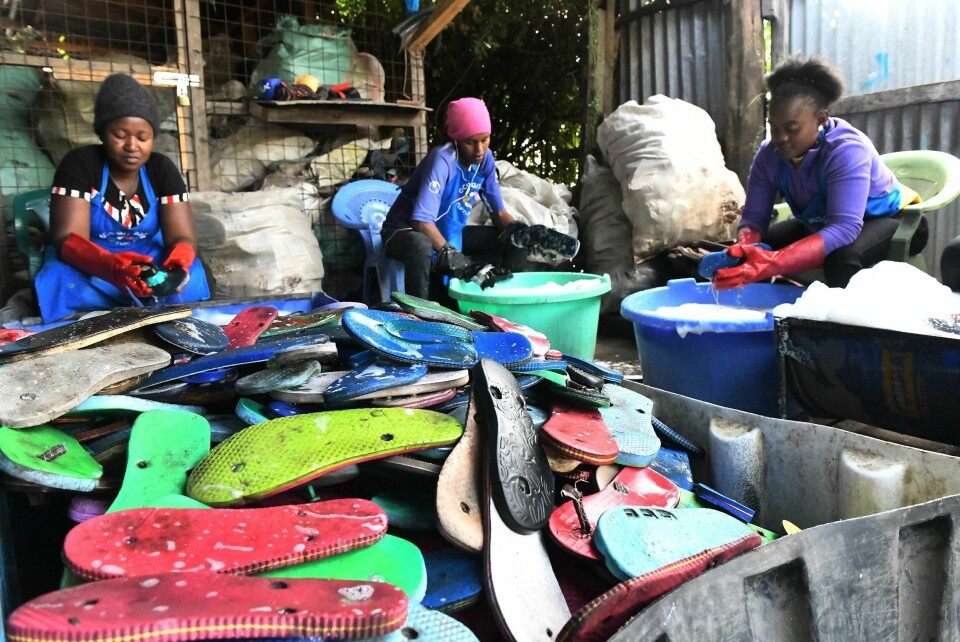 Utslitte flip flops blir vasket før de blir bearbeidet til ulike nye produkter i Ocean Soles verksted i Nairobi. Utslitte flip flops blir vasket før de blir bearbeidet til ulike nye produkter i Ocean Soles verksted i Nairobi.