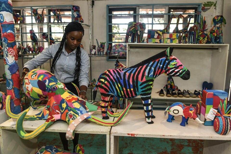Både denne blekkspruten og sebraen, som Grace Wangare viser fram, og de andre dyrene på bildet, var en gang kasserte flip flops funnet på strender og elvebredder i Kenya. Både denne blekkspruten og sebraen, som Grace Wangare viser fram, og de andre dyrene på bildet, var en gang kasserte flip flops funnet på strender og elvebredder i Kenya.