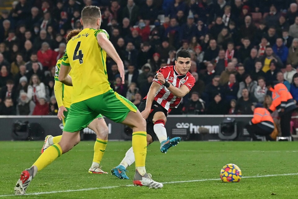 Mohamed Elyounoussi gikk seirende ut av duellen med Norwich og Mathias Normann i fredagens Premier League-duell. Mohamed Elyounoussi gikk seirende ut av duellen med Norwich og Mathias Normann i fredagens Premier League-duell.
