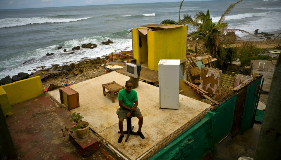 Roberto Figueroa Caballero sitter i restene av huset sitt i San Juan på Puerto Rico etter orkanen Maria i 2017. Forskning tyder på at klimaendringene kan gjøre kraftige orkaner enda mer intense. Bildet viser Roberto Figueroa Caballero som sitter i restene av huset sitt i San Juan på Puerto Rico etter orkanen Maria i 2017.