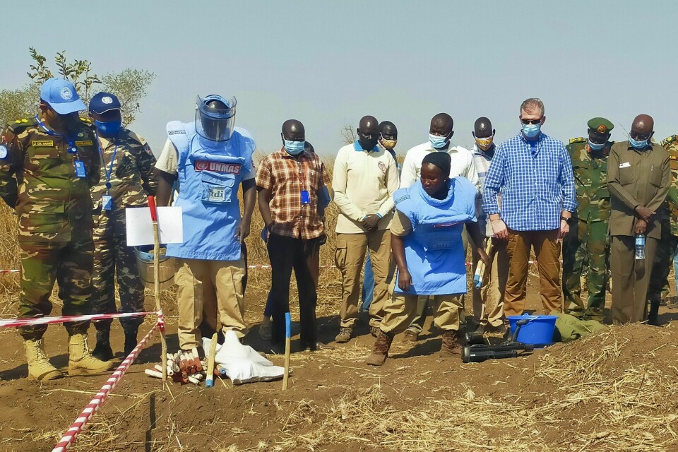 Medlemmer av FNs mineryddingsteam UNMAS demonstrerer prosedyrene de bruker for å oppdage landminer. Det ligger tusenvis av landminer fra konfliktene som har herjet Sør-Sudan. Her fra Gondokoro i utkanten av hovedstaden Juba. Medlemmer av FNs mineryddingsteam UNMAS demonstrerer prosedyrene de bruker for å oppdage landminer. Det ligger tusenvis av landminer fra konfliktene som har herjet Sør-Sudan. Her fra Gondokoro i utkanten av hovedstaden Juba. Foto: Deng Machol / AP / NTB