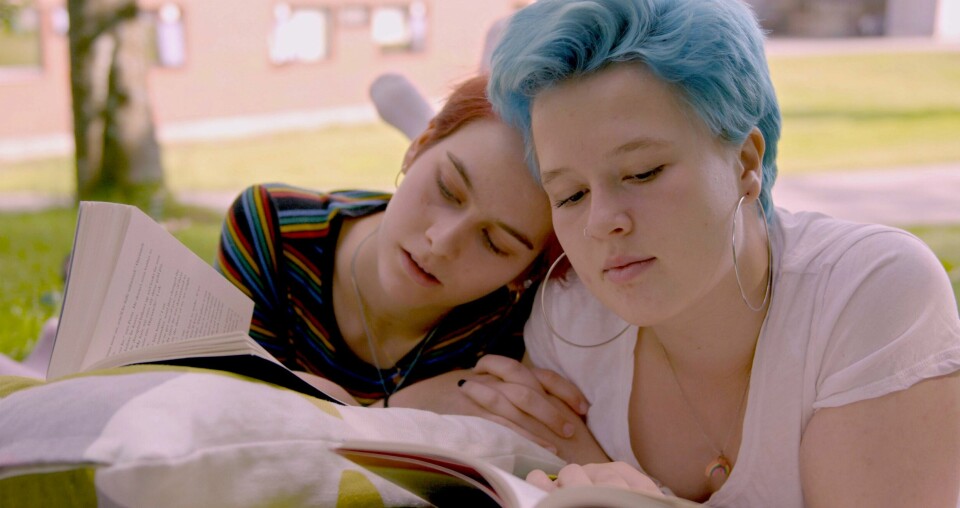 Runa (til høyre) er en av ungdommene vi følger i dokumentarfilmen «Hei verden». Her er hun sammen med kjæresten sin. Runa (til høyre) er en av ungdommene vi følger i dokumentarfilmen 'Hei verden'. Her er hun sammen med kjæresten sin.