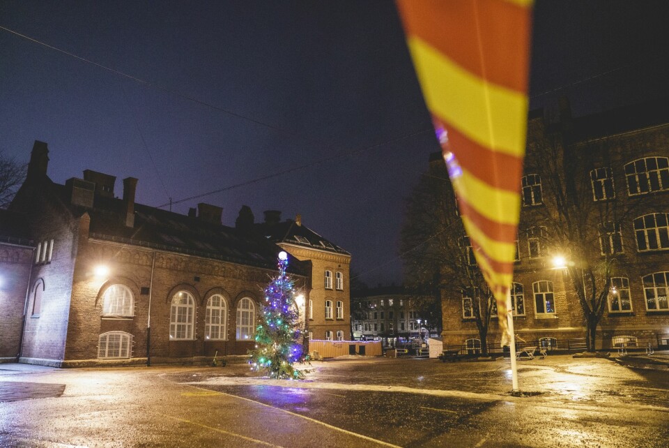 17. desember i fjor innførte byrådet i Oslo digital hjemmeskole i hele kommunen på grunn av smittesituasjonen og høyt sykefravær. Dette bildet er tatt i skolegården til Lakkegata skole. 17. desember innførte byrådet i Oslo digital hjemmeskole i hele kommunen. Dette bildet er tatt i skolegården til Lakkegata skole.