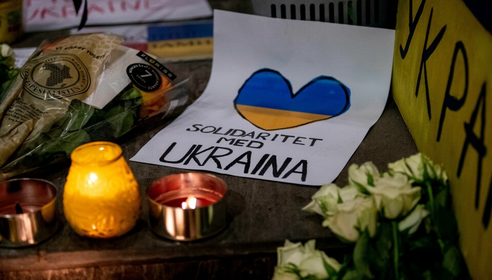 Blomster og lys ved trappen utenfor den Ukrainske ambassaden i Oslo. I en undersøkelse Unicef Norge har gjort svarer 65 prosent av barn mellom 13 og 19 år at de er bekymret for at det skal bli krig i Norge i forbindelse med Russlands invasjon av Ukraina. Blomster og lys ved trappen utenfor den Ukrainske ambassaden i Oslo. I en undersøkelse Unicef Norge har gjort svarer 65 prosent av barn mellom 13 og 19 år at de er bekymret for at det skal bli krig i Norge i forbindelse med Russlands invasjon av Ukraina. Foto: Javad Parsa / NTB