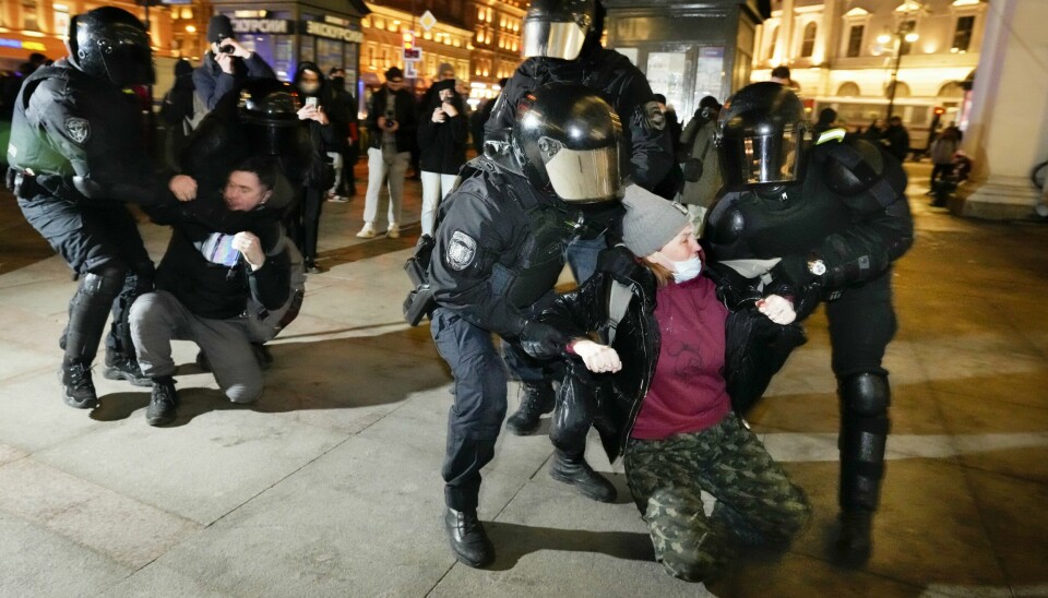 Politiet i St. Petersburg arresterer personer som har tatt til gatene for å demonstrere mot Russlands invasjon i Ukraina. Bildet er tatt tirsdag 1. mars, da det ble meldt om antikrigsdemonstrasjoner i flere russiske byer. St. Petersburg