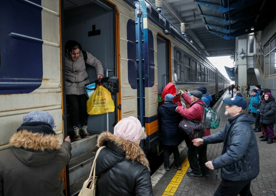 Det nærmer seg en humanitær krise i Ukraina, advarer organisasjoner. Flere hundre tusen ukrainere har flyktet fra krigen i landet de siste dagene, her fra et evakueringstog fra Kyiv mot Lviv torsdag. Mennesker går om bord på et evakueringstog fra Kyiv mot Lviv torsdag.