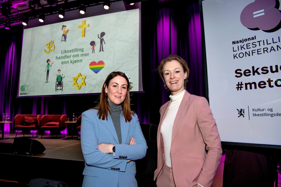Kunnskapsminister Tonje Brenna og kultur- og likestillingsminister Anette Trettebergstuen på konferanse om likestilling. Anette Trettebergstuen og Tonje Brenna på konferanse om likestilling.
