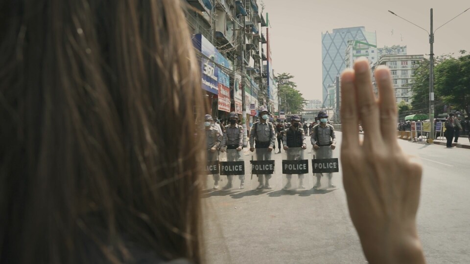 Det norske selskapet Ten Thousand Images er blant produsentene av den sterke «Myanmar Diaries», om tiden rundt militærkuppet i Myanmar. Filmen er også støttet av Fritt Ord. «Myanmar Diaries»