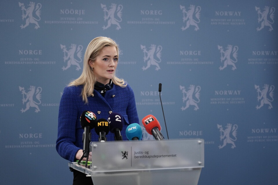 Justisminister Emilie Enger Mehl (Sp) diskuterte kollektiv beskyttelse for de som flykter fra krigen i Ukraina med sine kolleger i EU, men Norge har ennå ikke landet på vedtaket. Justisminister Emilie Enger Mehl (Sp) på en pressekonferanse om Ukraina-krigen mandag.Foto: Ole Berg-Rusten / NTB