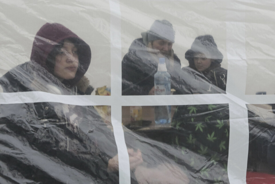 En familie som har flyktet fra Ukraina varmer seg opp i et telt ved grenseovergangen i Medyka, Polen, torsdag. En familie som har flyktet fra Ukraina varmer seg opp i et telt ved grenseovergangen i Medyka, Polen, torsdag.