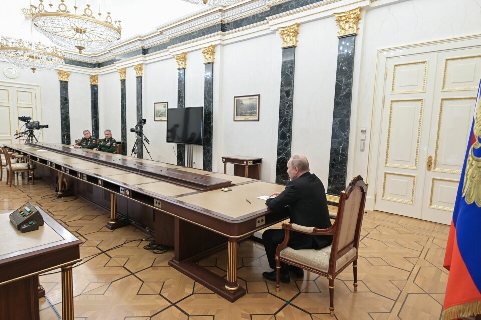 President Putin i møte med forsvarsminister Sergej Sjoigu og sjef for generalstaben i Russlands forsvar, Valeryj Gerasimov i Moskva 27. februar i et fotografi formidlet av det statlige russiske byrået Sputnik. President Putin i møte med forsvarsminister Sergej Sjoigu og forsvarssjef Valeryj Gerasimov i Moskva 27. februar.