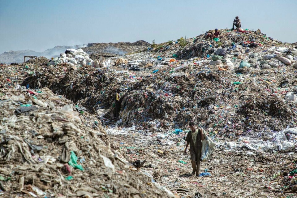 Behovet for å gjøre noe med plastforurensningen i mange av verdens land er akutt. Søppelfyllingen i Dandora i Nairobi, sier noe om utfordringene både politikere og forbrukere står overfor. Behovet for å gjøre noe med plastforurensningen i mange av verdens land er akutt. Søppelfyllingen i Dandora i Nairobi, sier noe om utfordringene både politikere og forbrukere står overfor.