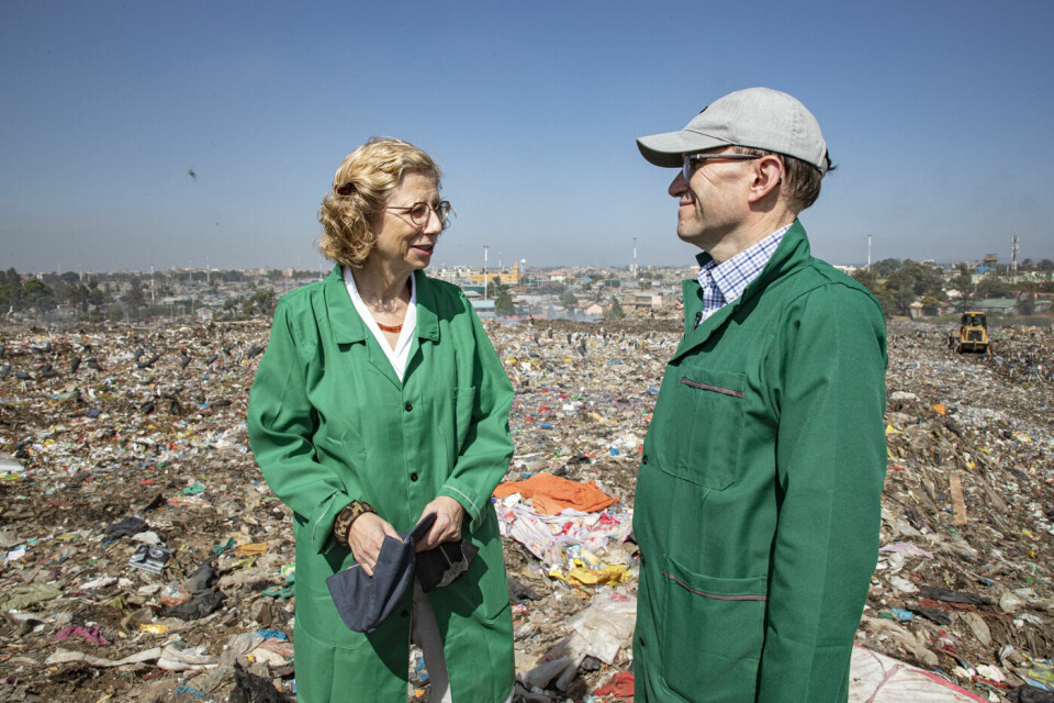 Under FNs femte miljøforsamling i Nairobi fikk klima- og miljøminister Espen Barth Eide (Ap), som var president for møtet, også tid til å besøke søppelfyllingen i Dandora sammen med sjefen for FNs miljøprogram (UNEP), danske Inger Andersen. Under FNs femte miljøforsamling i Nairobi fikk klima- og miljøminister Espen Barth Eide (Ap), som var president for møtet, også tid til å besøke søppelfyllingen i Dandora sammen med sjefen for FNs miljøprogram (UNEP), danske Inger Andersen.