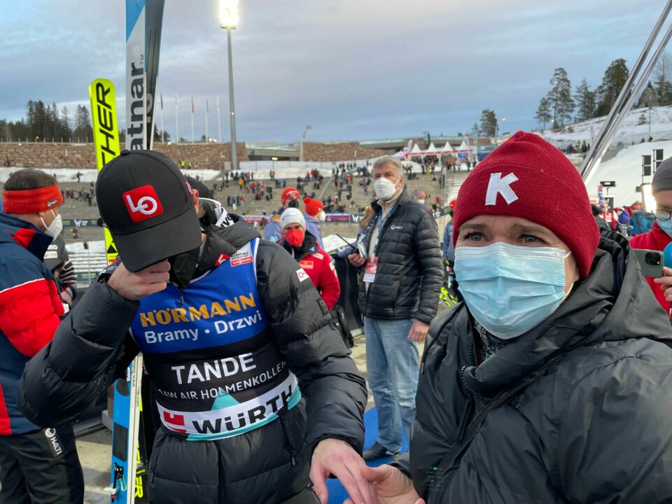 Daniel Andre Tande tørker tårer etter at han fikk klem av mamma Trude, etter at han vant søndagens renn i RAW AIR verdenscup hopp i Holmenkollen. Daniel Andre Tande tørker tårer etter at han fikk klem av mamma Trude, etter at han vant søndagens verdenscuprenn i Holmenkollen. Foto: Espen Hartvig / NTB