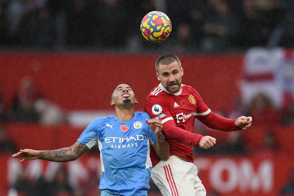 Manchester Citys Gabriel Jesus i duell med Manchester Uniteds Luke Shaw. United, City