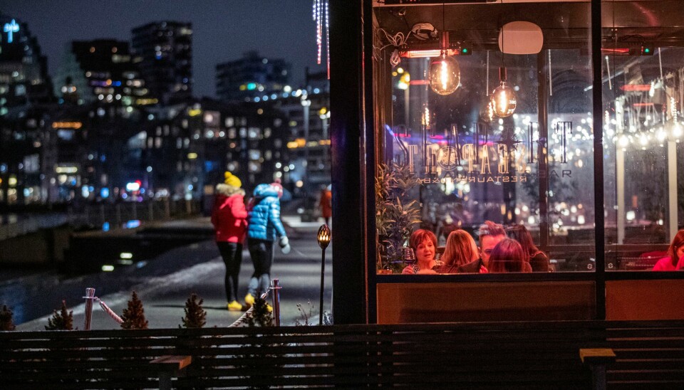Utelivet har våknet etter at regjeringen opphevet koronatiltak som enmetersregelen og påbud om munnbind. Flere tror også på smittenedgang. Utelivet har våknet etter at regjeringen opphevet koronatiltak som enmetersregelen og påbud om munnbind. Flere tror også på smittenedgang. Foto: Javad Parsa / NTB