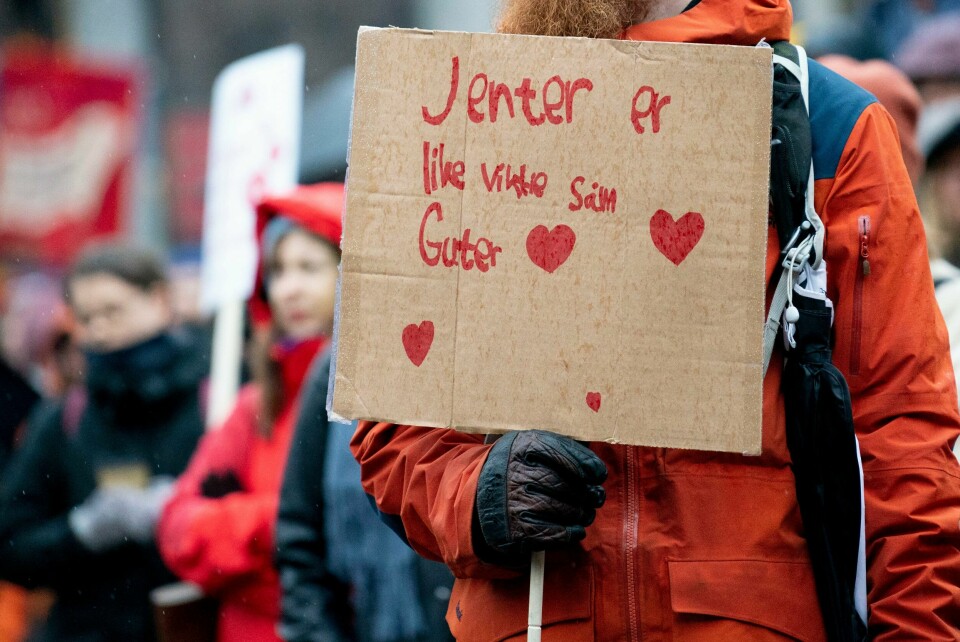 I Norge mener kvinner at lønnsforskjeller er en viktig utfordring kvinner står overfor i dag. Globalt mener kvinner at seksuell trakassering er den største utfordringen. I Norge mener kvinner at lønnsforskjeller er en viktig utfordring kvinner står overfor i dag. Globalt mener kvinner at seksuell trakassering er den største utfordringen. Foto: Fredrik Hagen / NTB