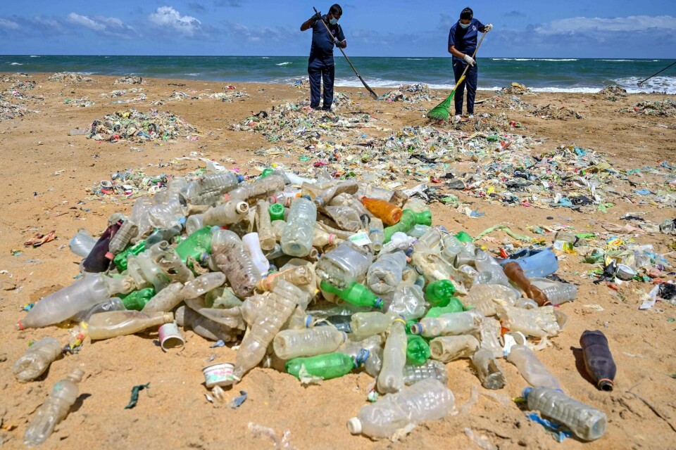 Plastforsøpling er blitt et enormt problem som verdens land nå har bestemt seg for å ta tak i gjennom en global rettslig bindende avtale. Her fra en strand i Sri Lanka i 2020. Plastforsøpling er blitt et enormt problem som verdens land nå har bestemt seg for å ta tak i gjennom en global rettslig bindende avtale. Her fra en strand i Sri Lanka i 2020.