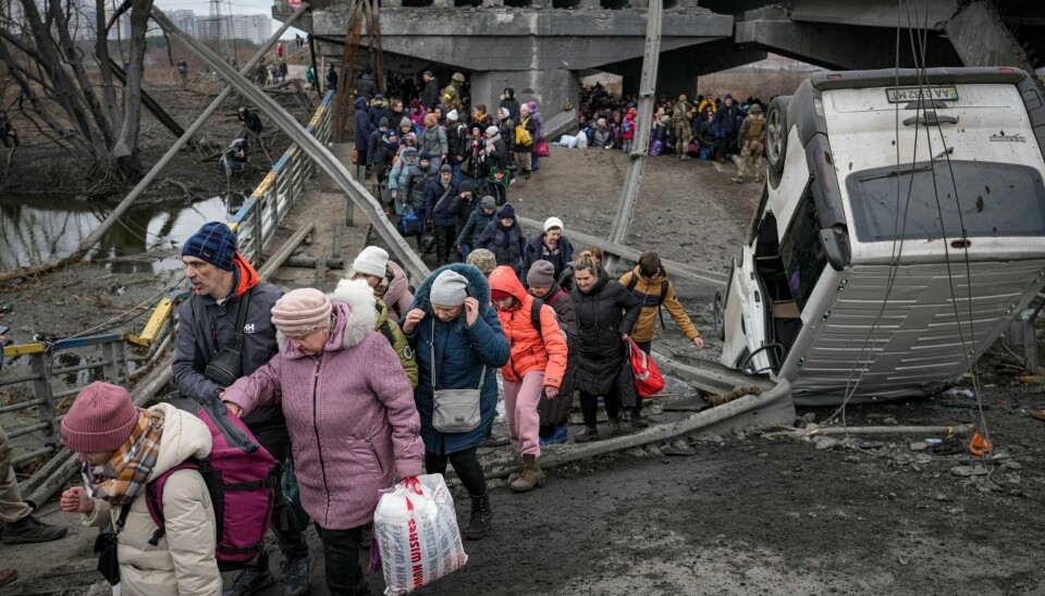 Rundt to millioner mennesker har flyktet fra Ukraina siden den russiske invasjonen startet. Russland har lagt fram fire krav til Ukraina for å stanse krigen. Mennesker på flukt fra byen Irpin i Ukraina.