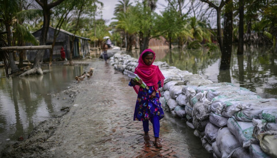 Verken likestilling eller miljø kan være prinsipp vi velger å inkludere når det passer andre interesser, skriver Julie Rødje. På bildet: En jente i Bangladesh på vei hjem fra skolen, der veiene er oversvømt som følge av klimaendringer.
