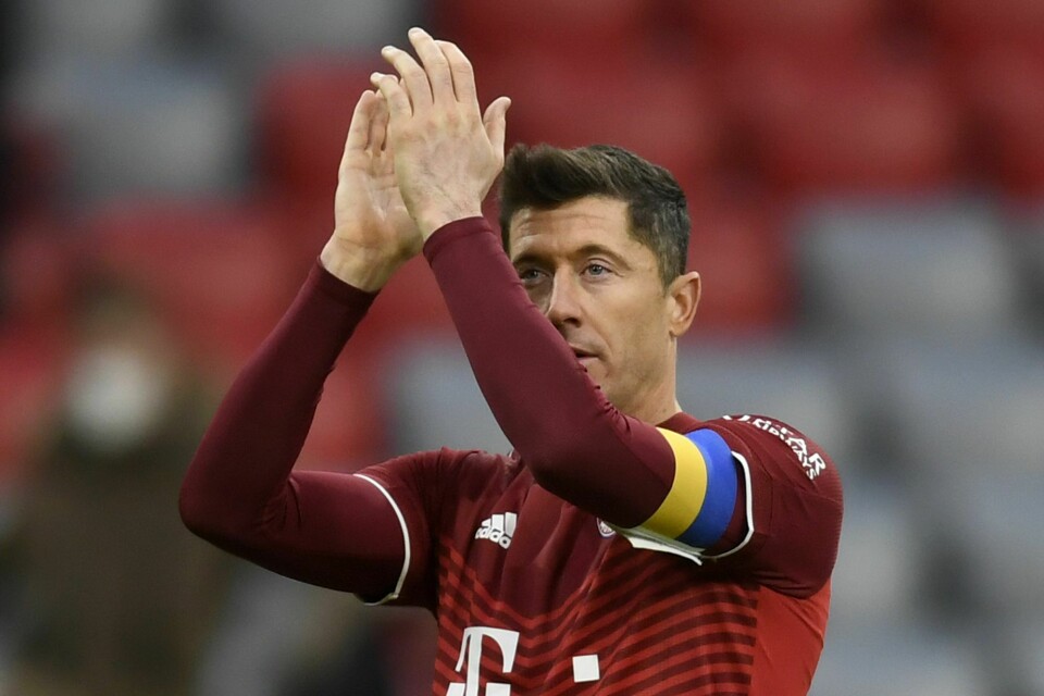 Bayern Münchens polske stjerne Robert Lewandowski scoret hattrick på elleve minutter i 1. omgang mot Salzburg i åttedelsfinalen i mesterligaen tirsdag. Foto: Andreas Schaad / AP / NTB Robert Lewandowski og Polen får walkover til finale i VM-kvalifiseringsomspillet etter at Russland ble kastet ut. Det har Fifa bestemt. Foto: Andreas Schaad, AP / NTB