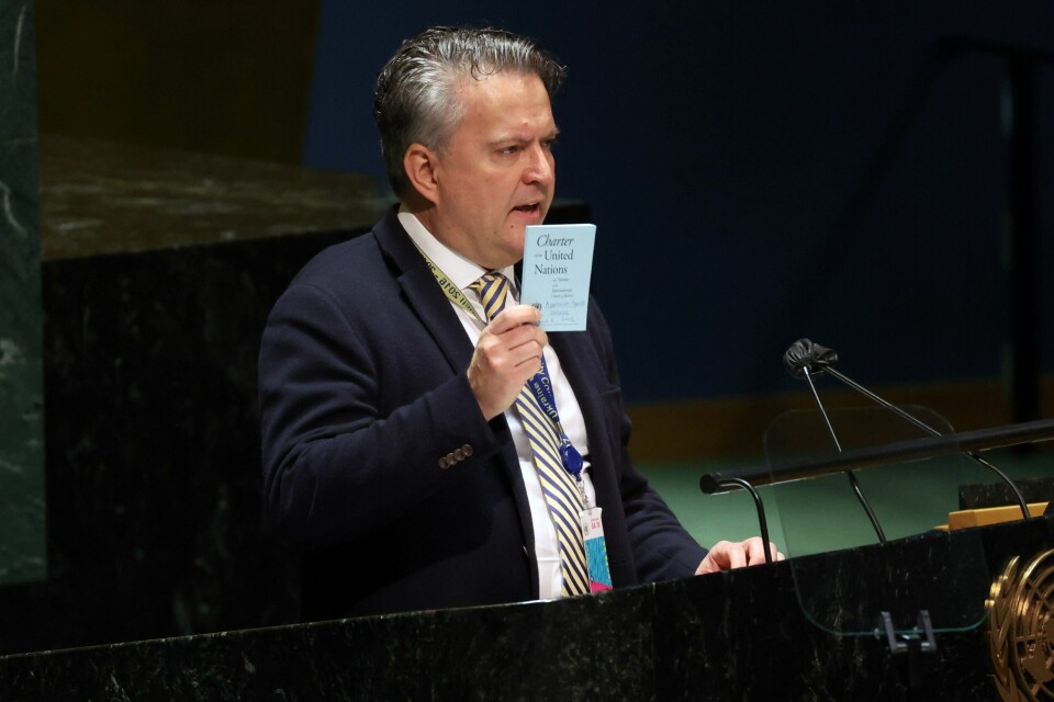 Ukrainas FN-ambassadør, Sergij Kyslytsya, med FN-charteret i hånda under FNs generalforsamlings hastemøte som fordømte Russlands invasjon i Ukraina, 2. mars. Ukrainas FN-ambassadør, Sergiy Kyslytsya, med FN-charteret i hånda under FNs generalforsamlings hastemøte som fordømte Russlands invasjon i Ukraina, 2. mars.