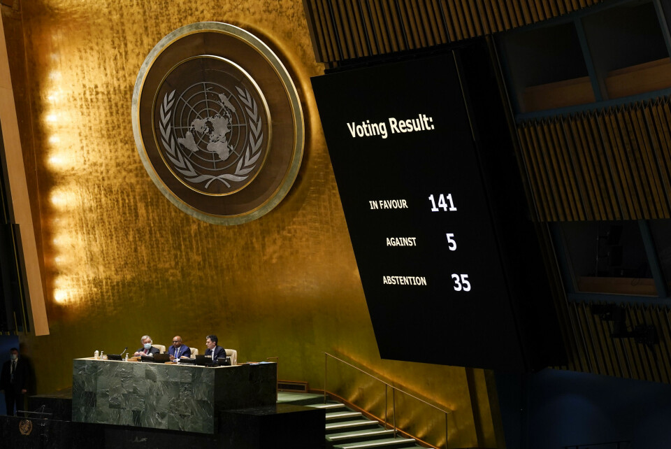 Resultatet av avstemningen i FNs generalforsamling 2. mars: 142 land stemte for å fordømme Russlands invasjon av Ukraina, 5 land stemte mot, mens 35 land unnlot å stemme. Resultatet av avstemningen i FNs generalforsamling, 142 land stemte for å fordømme Russlands invasjon av Ukraina, 5 land stemte mot, mens 35 land unnlot å stemme.