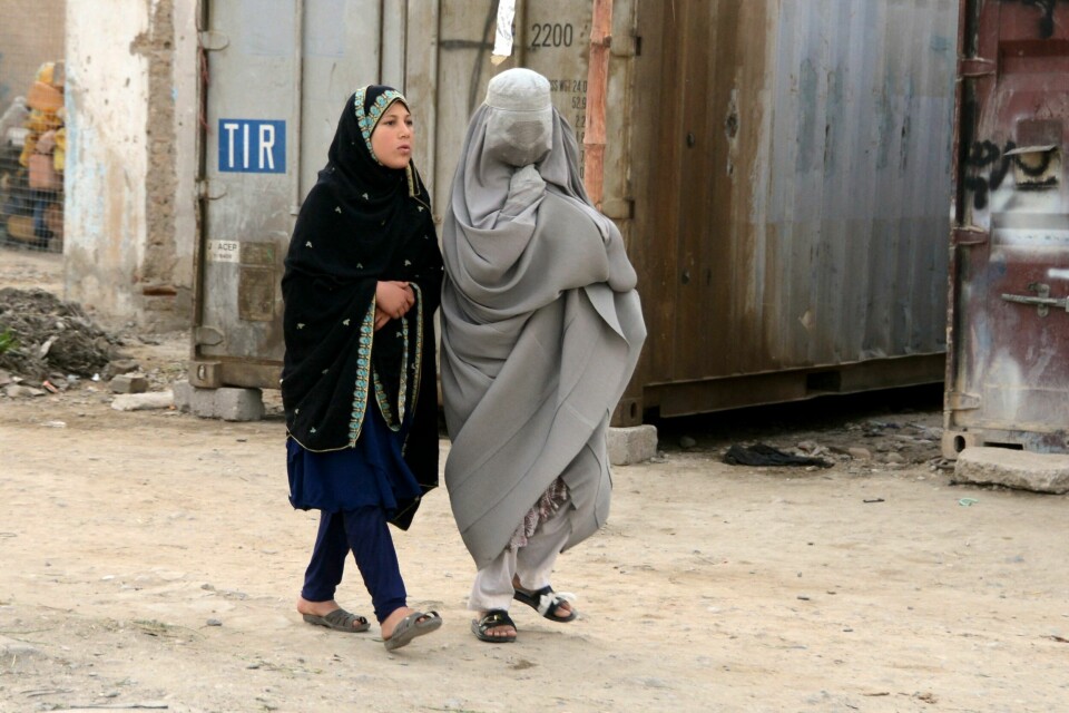 En burkakledd kvinne og et barn går på gata i Kandahar i Afghanistan. En burkakledd kvinne og et barn går på gata i Kandahar i Afghanistan.