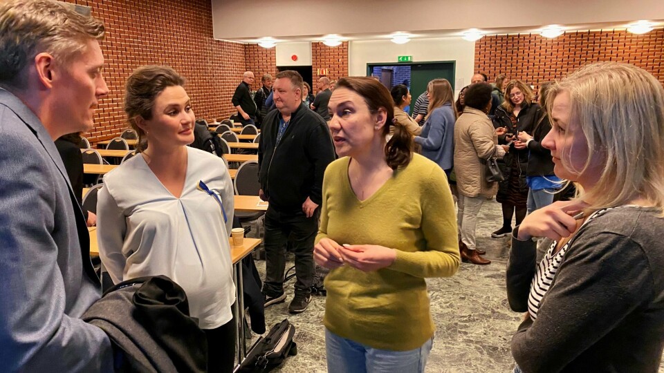 Politikerne har vedtatt at Stavanger får et eget senter for å få ukrainere i arbeid. Her er ordfører Kari Nessa Nordtun og Ap-gruppeleder Dag Mossige i samtale med Olena Hebler og Anna Kilmartin (t.h.) fra Ukrainsk forening i Rogaland ved en tidligere anledning. Ordfører Kari Nessa Nordtun (Ap) og Ap-gruppeleder Dag Mossige i samtale med Olena Hebler og Anna Kilmartin fra Ukrainsk forening i Rogaland. Mandag var det møtte frivillighetsorganisasjoner i Stavanger for å drøfte flyktningsituasjonen.