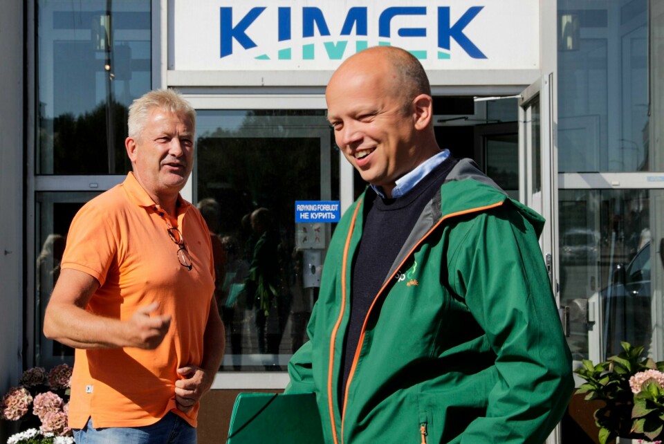Kimek har sendt permitteringsvarsel til alle sine ansatte på grunn av sanksjonene mot Russland. Direktør Greger Mannsverk tok imot Sp-leder Trygve Slagsvold Vedum før valget i 2021. Administrerende direktør Greger Mannsverk (t.v.) på verftet Kimek mener endringer i leterefusjonsordningen kan gi flere oppdrag til norske bedrifter. Sp-leder Trygve Slagsvold Vedum satte pris på innspillet han fikk da de to møttes i Kirkenes. Foto: Berit Roald / NTB