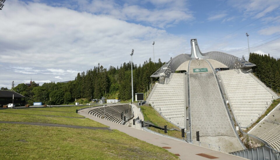 Norges Skiforbund og Kollenhopp krever svar fra Oslo kommune om plast i Holmenkollbakken. Norges Skiforbund og Kollenhopp krever svar fra Oslo kommune om plast i Holmenkollbakken. Foto: Geir Olsen / NTB