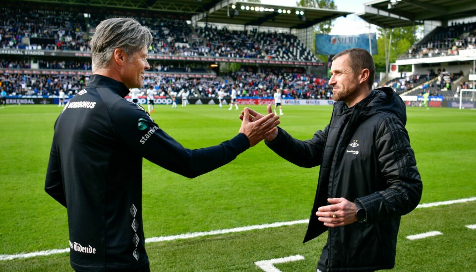 Vegard Hansen hilser på Rosenborgs hardt pressede sjef, Eirik Horneland før avspark på Lerkendal.
