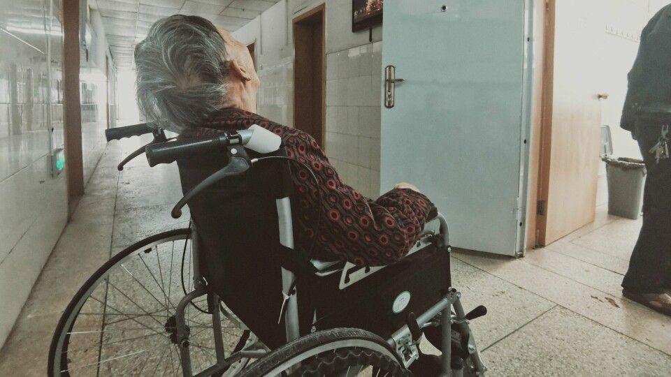 «Jeg har vært gjennom flere år med demens i nær familie. Det er vanskelig, sårt og utrolig vondt å se den man er glad i - ikke har det bra.» «Hun er så gammel så man kan ikke forvente noe annet», er også leit og vondt å høre - og aller mest for personen selv som er syk.